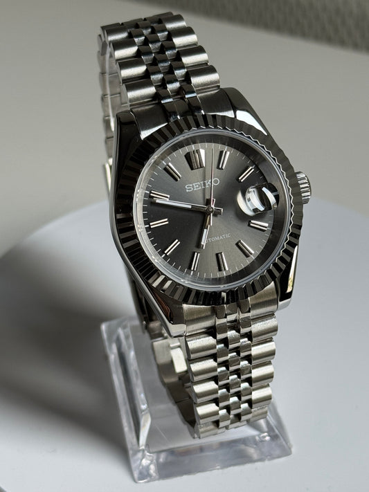 Seikojust grijs simpel
